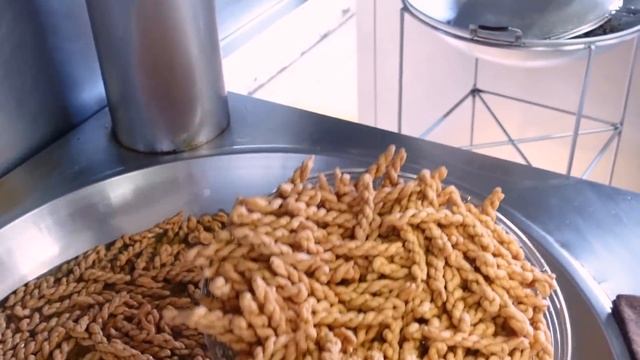 The fastest hand speed! Twisted rope cookies mass production / 小琉球麻花捲製作 - Taiwan street food смотреть онлайн