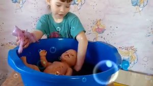 Запускаем бомбочки для ванны с Настей. Купаем беби бона Соню с бомбочками для ванны.