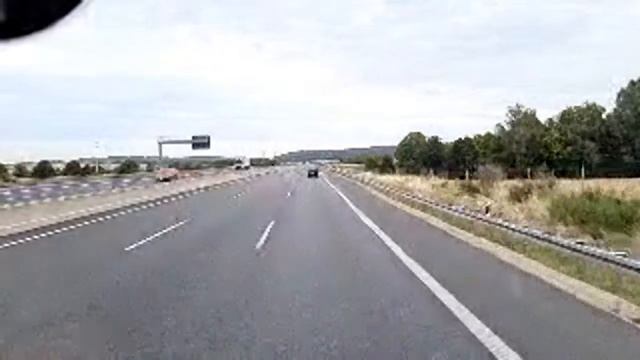 Четыре бутылки безалкогольного пива, на загрузке. смотреть онлайн