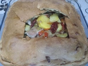 Мясо с овощами запечённое в тесте на кефире.