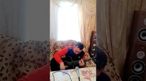 Цыган на гитаре красиво поёт.