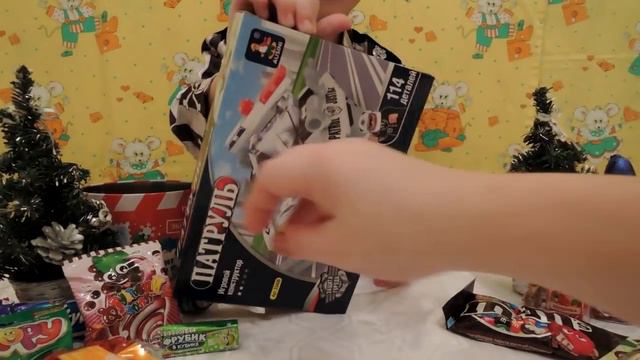 Распаковка подарков на Новый Год Конфеты Лего Полиция Unpacking the gifts for the New Year смотреть онлайн