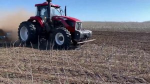 Трактор Юто Уверенно Тащит! YTO-2204 В нём 220-250 лошадей!