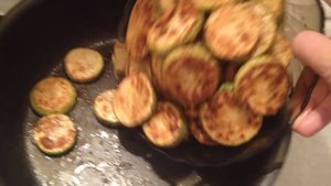 Жареные кабачки с чесноком и сметаной