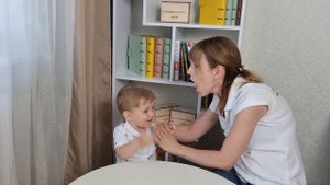 Игра-потешка для запуска речи "Тук-тук, я стучу"