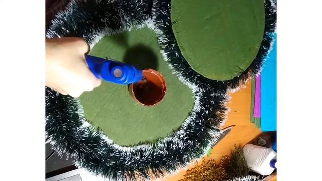 Простая новогодняя ёлочка из картона и дождика своими руками Как сделать украшения для дома 2020
