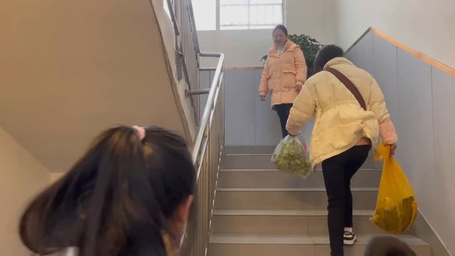 女儿今天给干妈拜年，大姐叫上婆婆一起，干亲家热情款待下馆子【乡村大姐】 смотреть онлайн