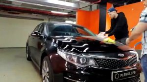 Снятие старой пленки с капота автомобиля