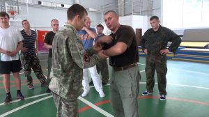 Как освободиться от захвата за кисть