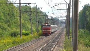Сильно опаздывающий ЧС2Т-1019 со скорым поездом Тюмень — Санкт-Петербург летит на максималке