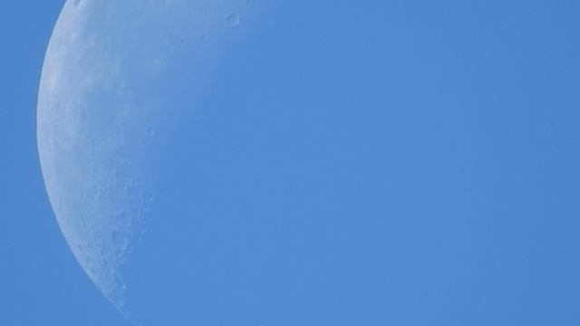 Вот так Луна смотрится в дневном небе в Геленджике. Луна с Черноморского побережья.