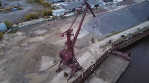 АЛЬБАТРОС НА БЕРЕГУ. Портальный кран. Разгрузка баржи. Portal crane