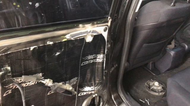 Honda CR-V шумоизоляция 4-х дверей в 3 слоя материалами Комфортмат. В салоне тише, музыка насыщенне