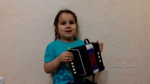 Lady Tamilla играет на гармони и поет песню крокодила Гены.Lady Tamilla plays an accordion..