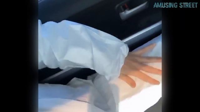 ПОЛЯ ИЗ ДЕРЕВКИ - ЧЕМ ПАХНЕТ? - МОИ КОЛЕНИ - PolyaIzDerevki смотреть онлайн