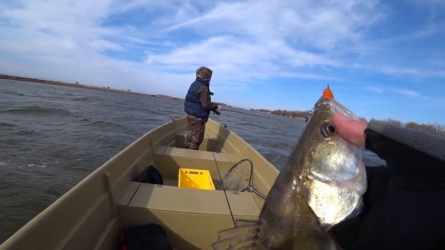 Рыбалка в Астрахани на спиннинг в марте 2019. ЛОМАЮ СПИННИНГ ОБ СУДАКОВ ! смотреть онлайн
