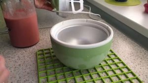 Клубничное мороженое.