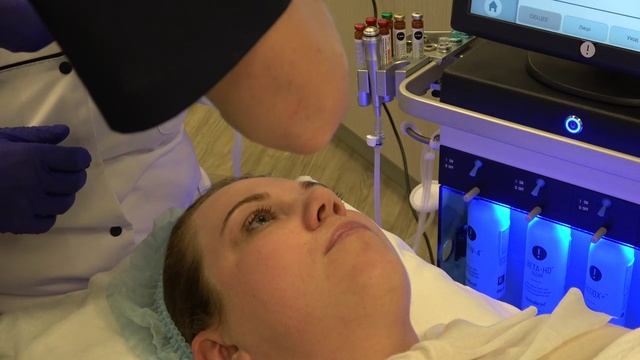 Вакуумный гидропилинг - HydraFacial (Часть 2) смотреть онлайн