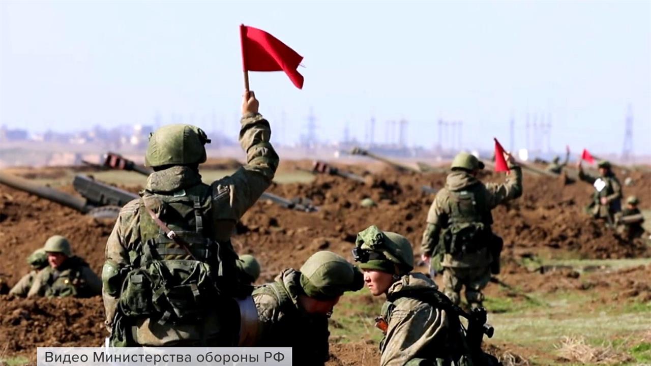 День ракетных войск и артиллерии многие солдаты и офицеры встречают на военных учениях