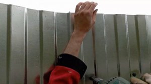 Как прикручивать листы в одиночку/Как делать забор из профнастила одному человеку