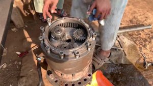 Hitachi Excavator Hydraulic Swing Moter Restoration & Repaire Very Hard Working-(1080p60)