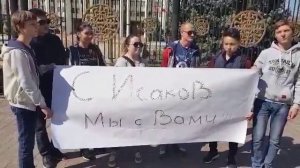 В Бишкеке возле Белого дома собралась молодежь в поддержку Сапара Исакова