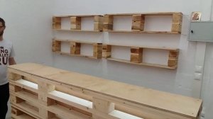 Мебель для магазина из поддонов в Москве от KingPallet. Прилавок, рабочий стол и диван из поддонов