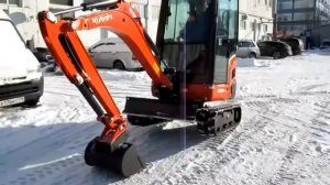 Мини-экскаватор KUBOTA КХ019 изменяет ширину колеи