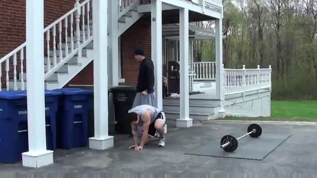 Мужик навернулся с самодельного турника. смотреть онлайн