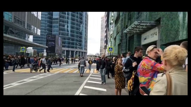 7 тыс человек а. люди в токио в 2005. 200 тысяч человек фото. москва люди. задымление в москва сити.