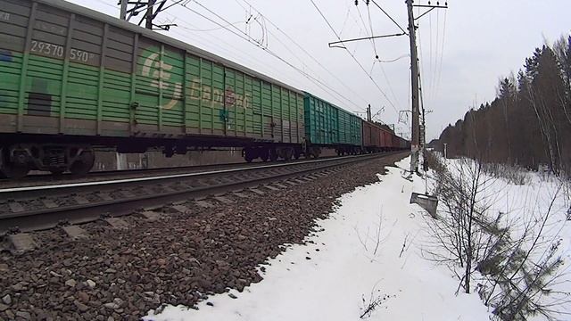 Грузовой поезд ВЛ11-830А едет по БМО, по 2 пути. смотреть онлайн