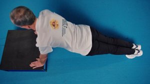 СГИБАНИЕ И РАЗГИБАНИЕ РУК В УПОРЕ О ГИМНАСТИЧЕСКУЮ СКАМЬЮ (О СИДЕНИЕ СТУЛА)