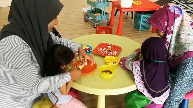 Play Date: Let's Craft On - Making Banana Man and Paint a Tree смотреть онлайн