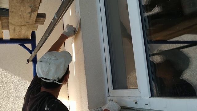 Нанесение камешковой декоративной штукатурки на фасад металлическими тёрками смотреть онлайн