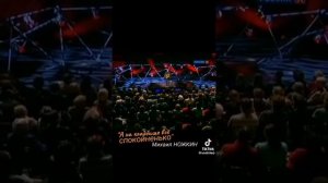 А на кладбище все спокойненько поет актер Михаил Ножкин
