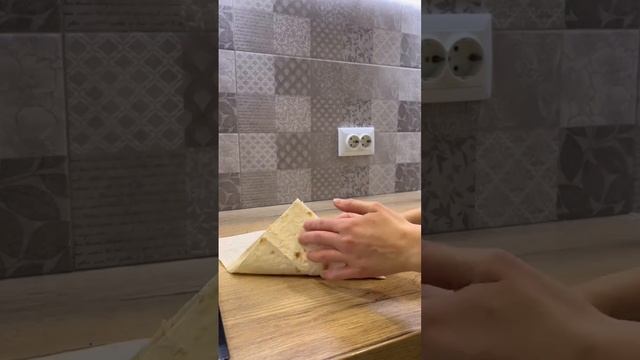 Очень вкусная закуска из лаваша! Готовьте сразу побольше! Конвертики с начинкой #конвертикиизлаваша
