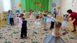 Танец в детском саду, на день матери.