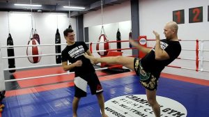 Видео-урок по тайскому боксу | Прямой удар ногой в живот