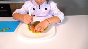 Повар Эмилюша готовит на Детской кухне