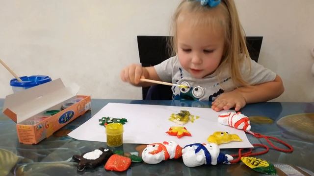 Красим фигурки из соленого теста.Paint the figures. смотреть онлайн