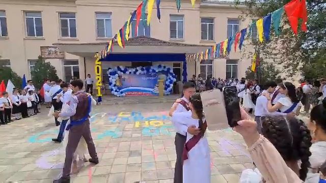 Вальс в исполнении выпускников 2021 года. смотреть онлайн