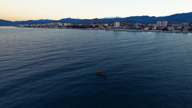 Релакс-видео: рыболовецкое судно вышло на рассвете в Чёрное море смотреть онлайн