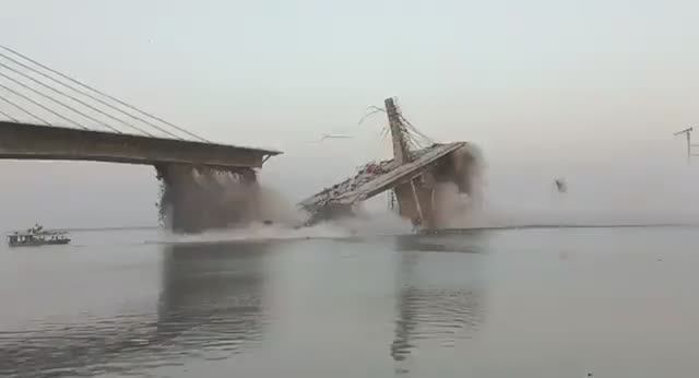 В Индии рухнул недостроенный мост