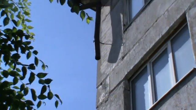 Эй, гражданина, ты туда не ходи    угол дома Мира,17 Новотроицк, падает труьа