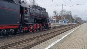 Паровоз ЛВ-0041 с ретро поездом сообщением Ростов-на-Дону - Таганрог прибывает на станцию Таганрог