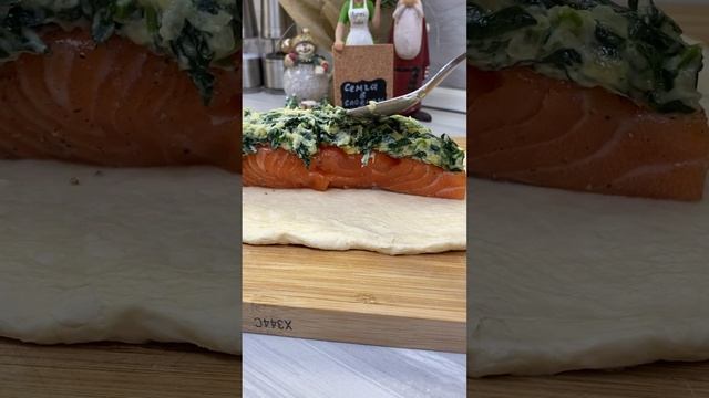 Семга в слоеном тесте