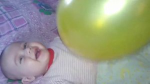 Малыш смеется, ребенок смеется, детский смех, малыш и шарик