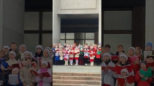 В колоннаде Главного здания Музея Победы выступает сводный Детский хор Русской Православной Церкви