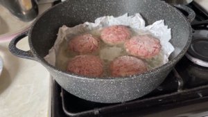 ЖАРЮ КОТЛЕТЫ БЕЗ БРЫЗГ. ПРИЕХАЛА АЛИНА. 4.08.24