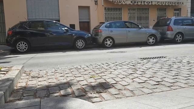 Девушку заблокировали на парковке смотреть онлайн